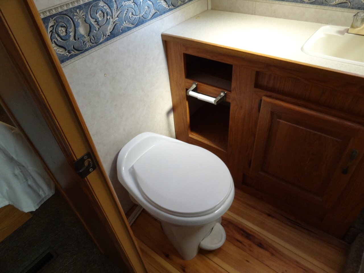 2005 Damon Day Break 3272  Class A - Photo 76 - Deland, FL 32720