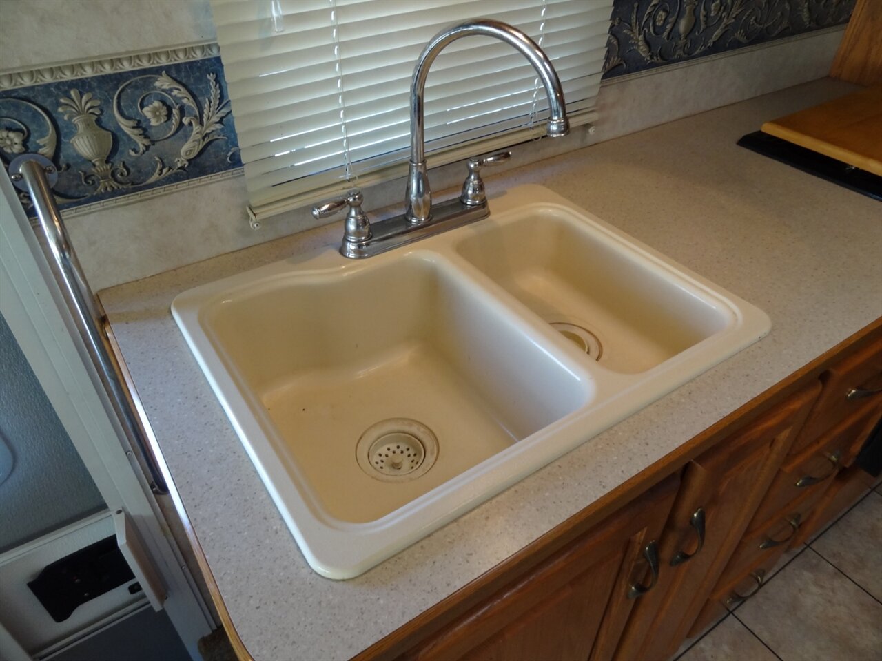 2005 Damon Day Break 3272  Class A - Photo 60 - Deland, FL 32720