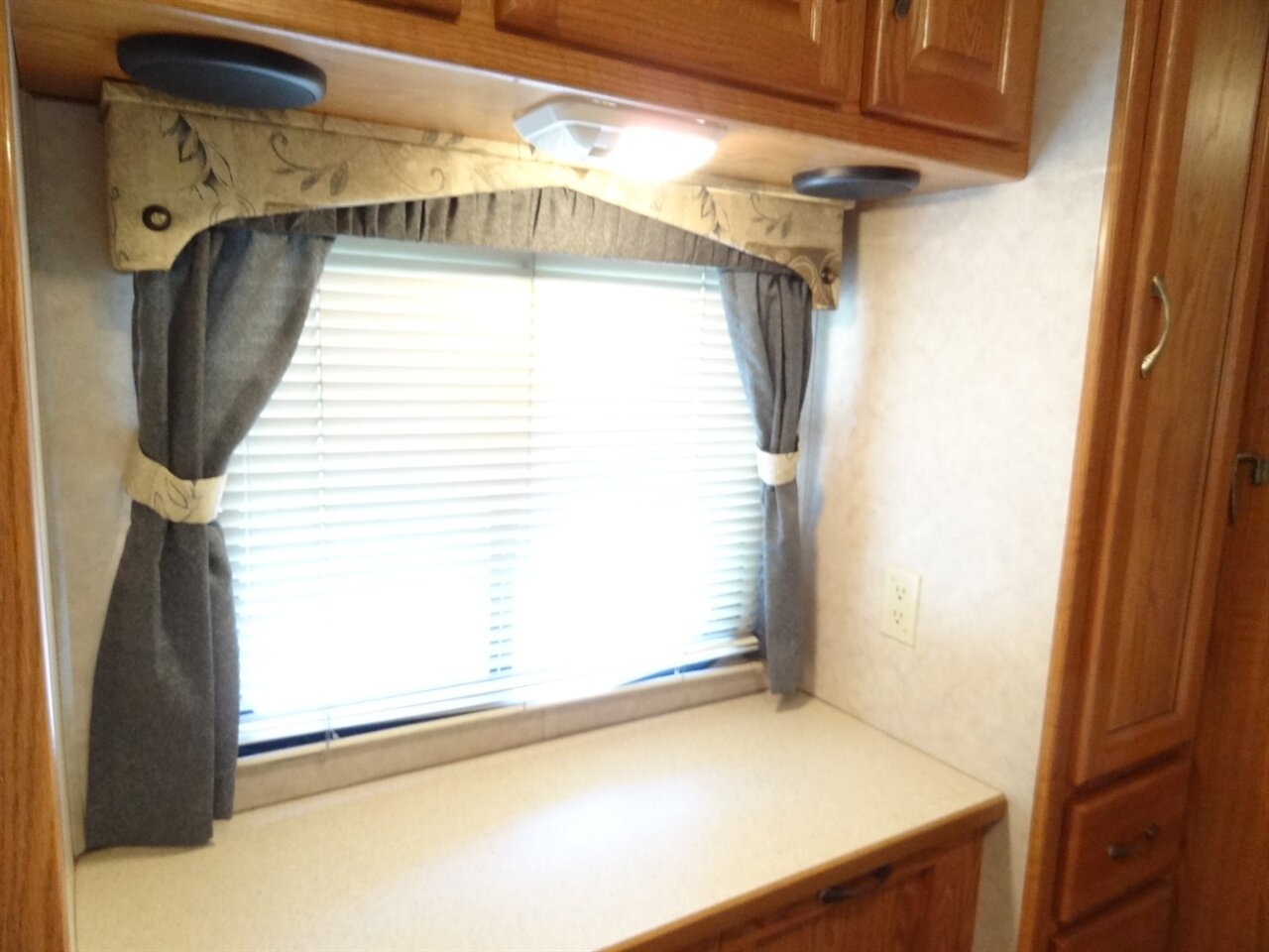 2005 Damon Day Break 3272  Class A - Photo 85 - Deland, FL 32720