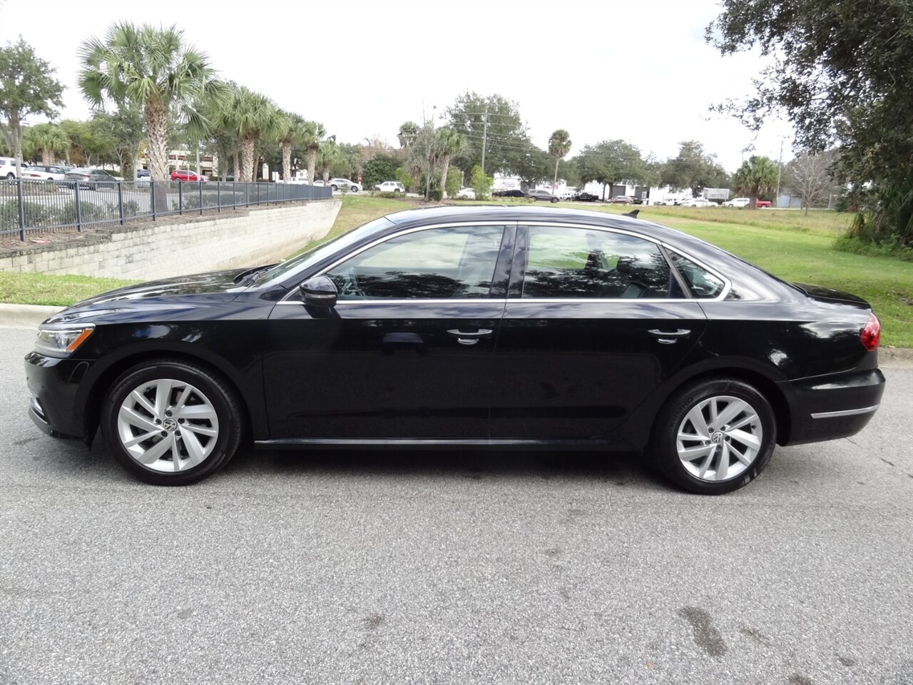 2018 Volkswagen Passat 2.0T SE   - Photo 16 - Deland, FL 32720