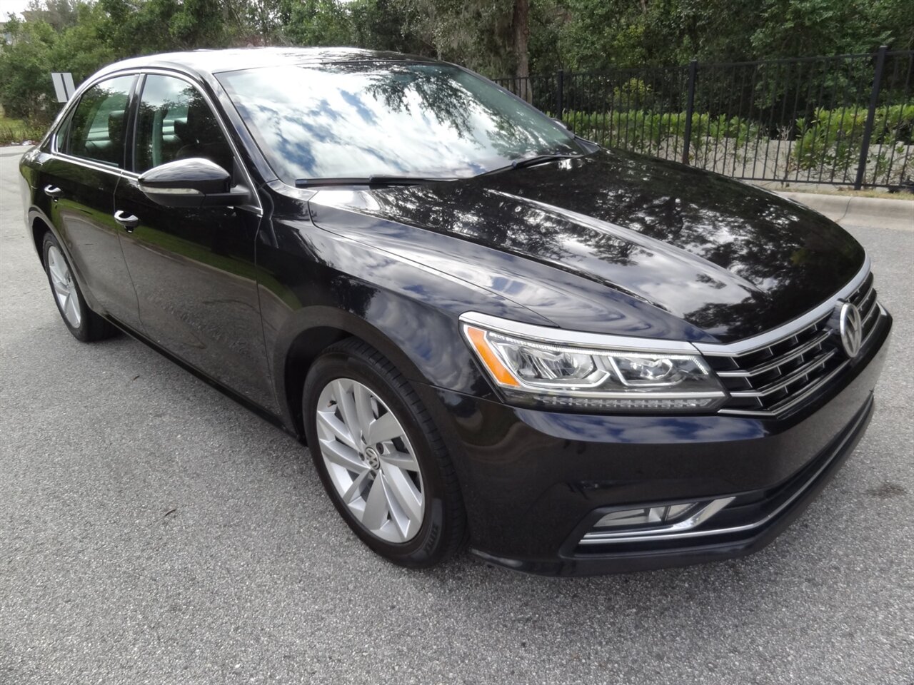 2018 Volkswagen Passat 2.0T SE   - Photo 1 - Deland, FL 32720