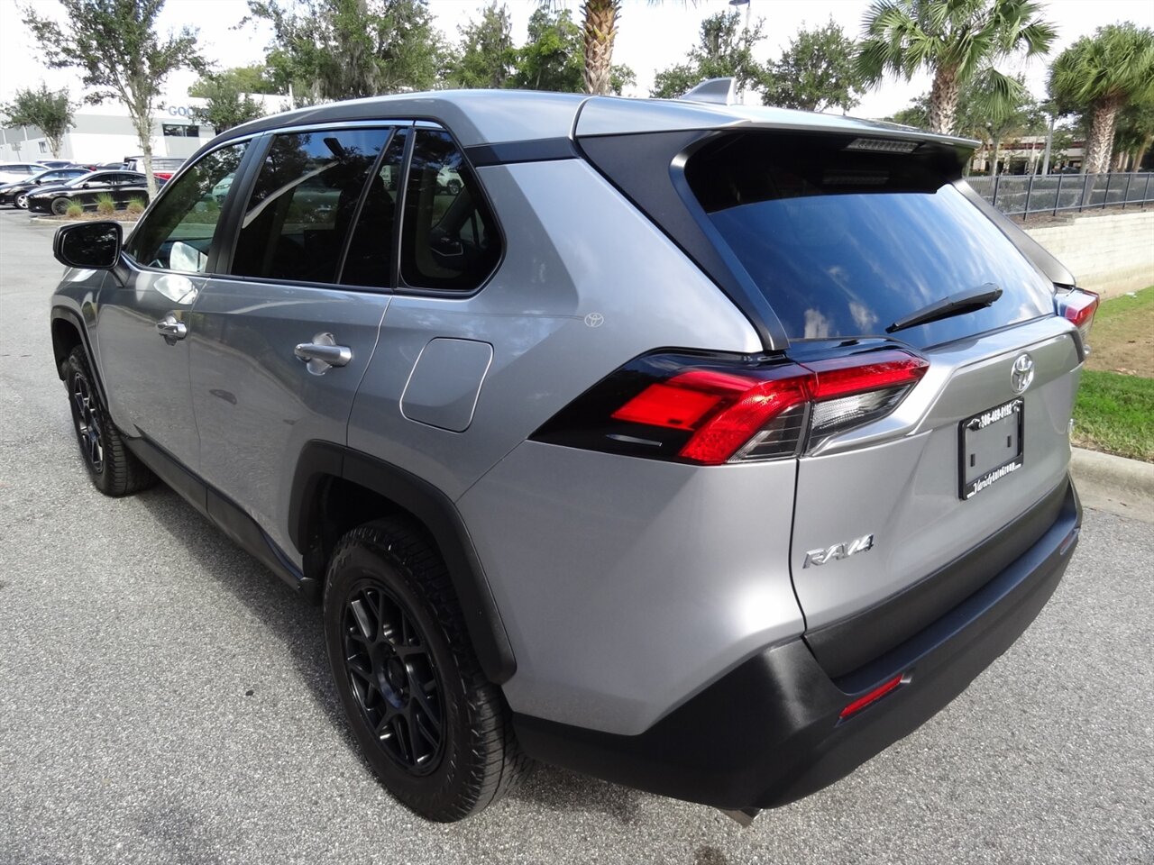 2022 Toyota RAV4 LE - Photo 4 - Deland, FL 32720