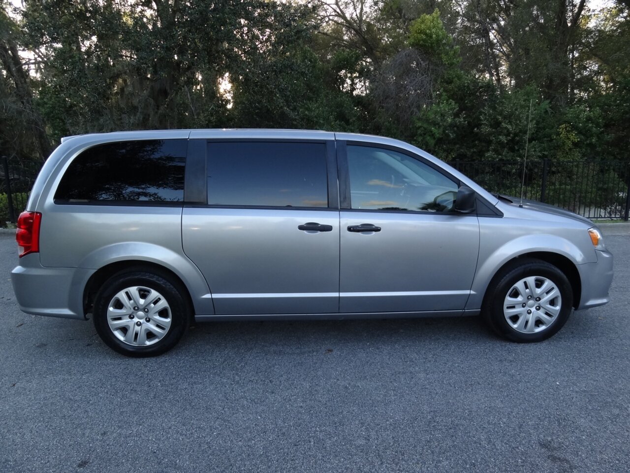 2019 Dodge Grand Caravan SE  Rear DVD entertainment - Photo 15 - Deland, FL 32720