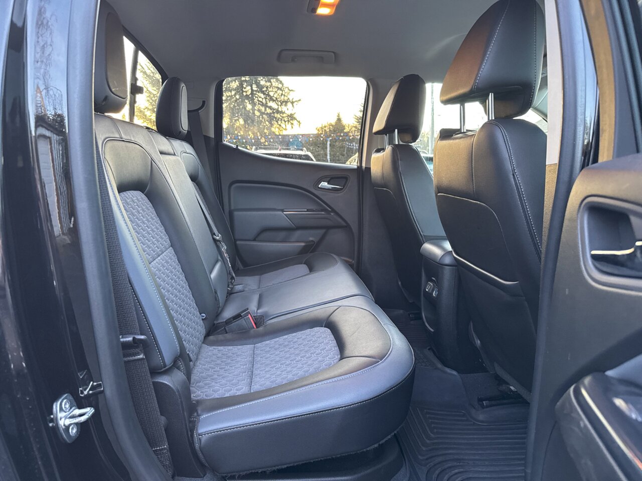 2019 Chevrolet Colorado Z71 4x4 REMOTE START ONLT 55K MILES - Photo 16 - Portland, OR 97211