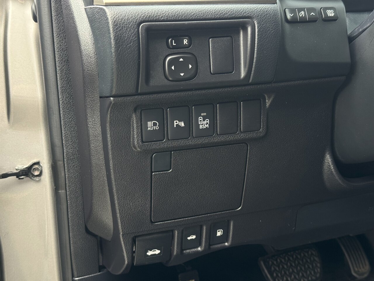 2017 Lexus ES300h ADAPTIVE CRUISE BLIND SPOT - Photo 23 - Portland, OR 97211