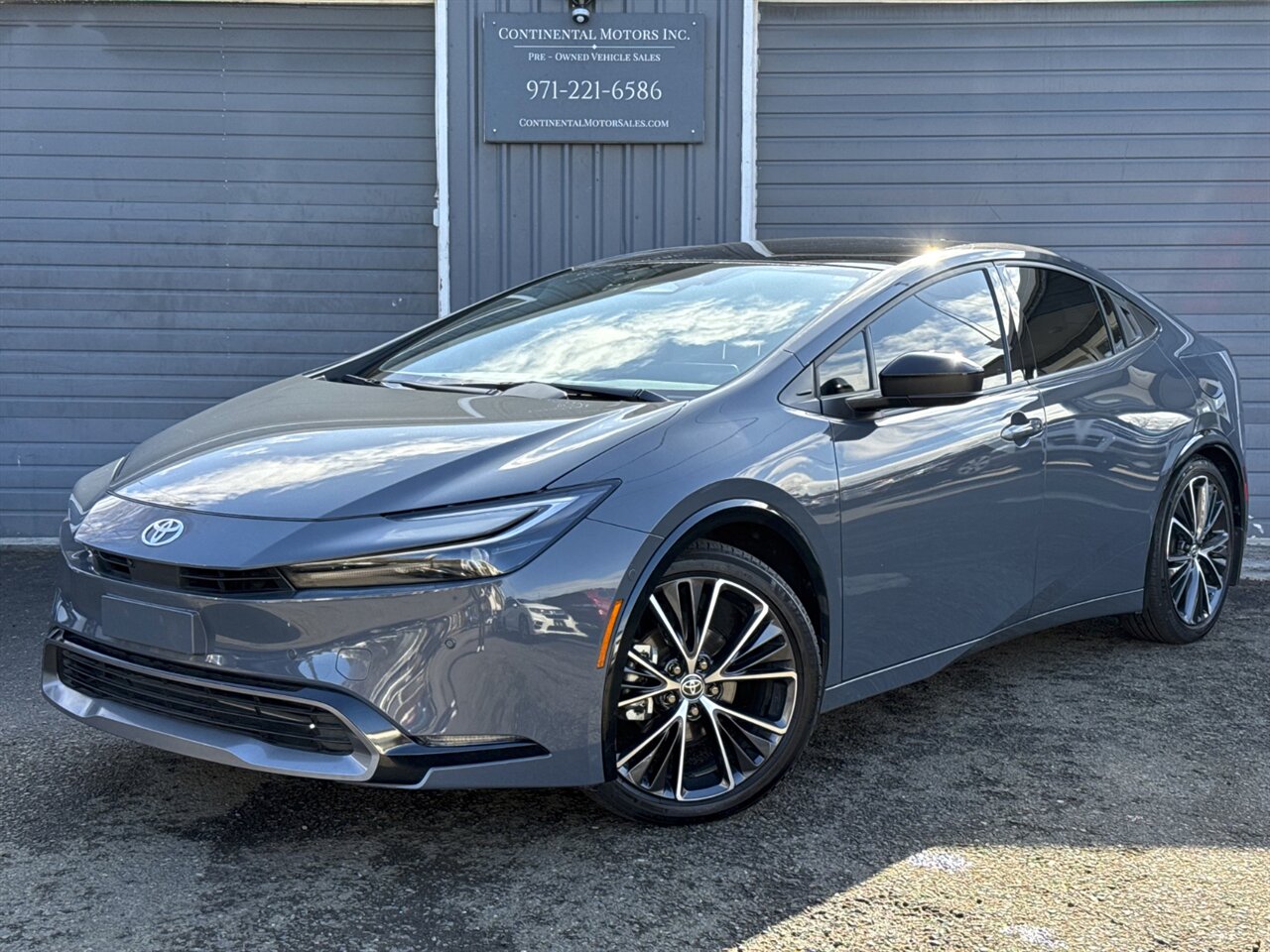 2024 Toyota Prius Limited   - Photo 1 - Portland, OR 97211