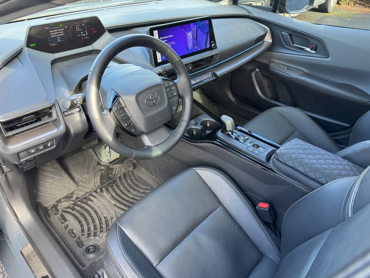 2024 Toyota Prius Limited   - Photo 2 - Portland, OR 97211