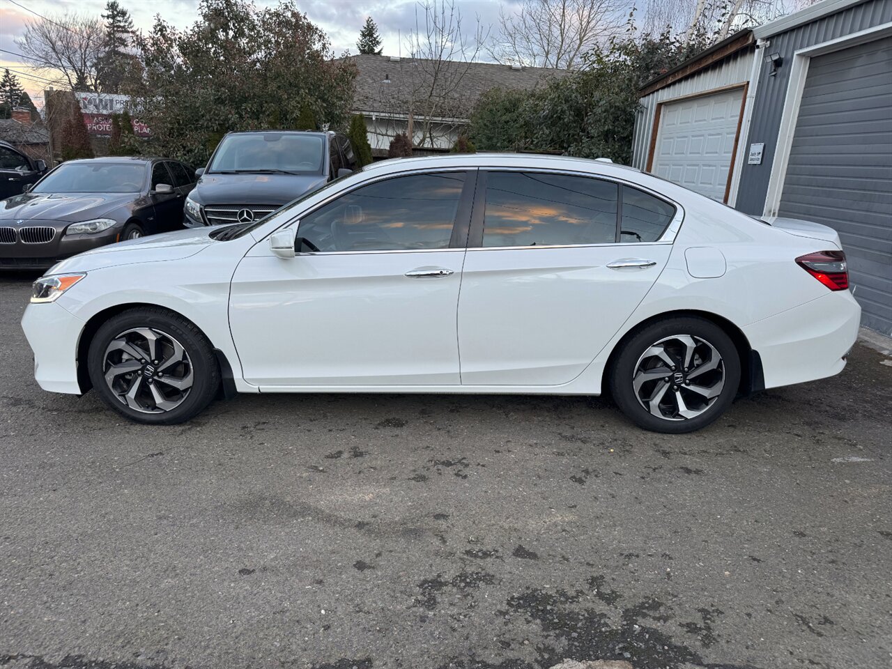 2017 Honda Accord EX-L w/Navi w/Honda Sensing ONLY 49K MILES   - Photo 4 - Portland, OR 97211