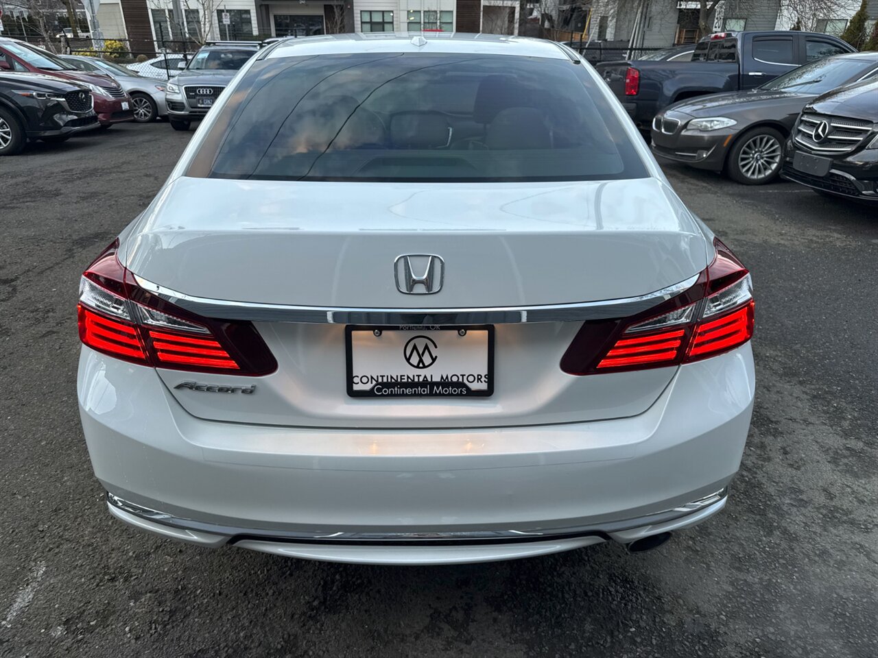 2017 Honda Accord EX-L w/Navi w/Honda Sensing ONLY 49K MILES   - Photo 9 - Portland, OR 97211
