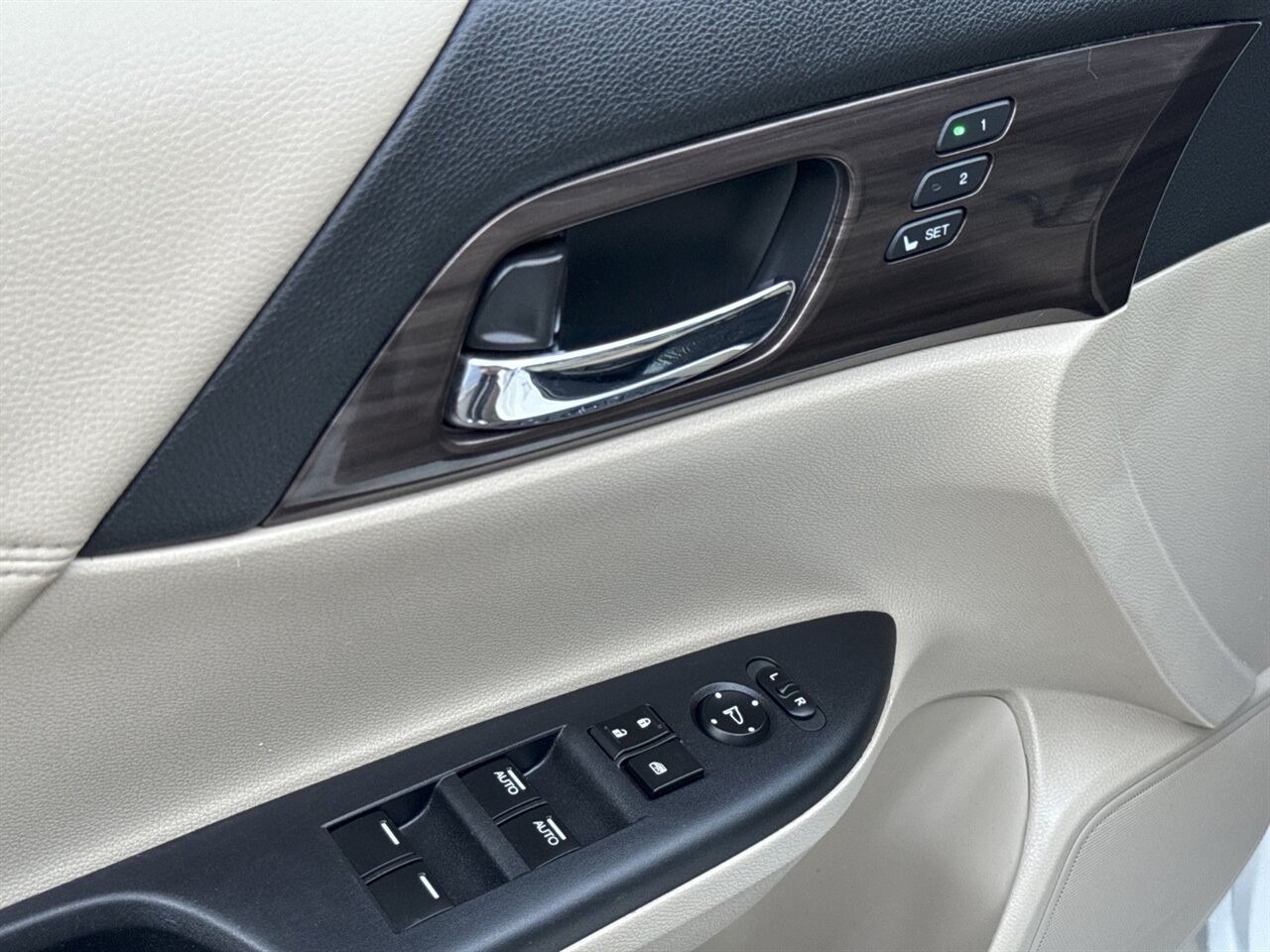 2017 Honda Accord EX-L w/Navi w/Honda Sensing ONLY 49K MILES   - Photo 20 - Portland, OR 97211