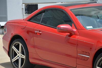 2009 Mercedes-Benz SL 550 LOADED PANO ROOF NAV HTD STS FRESH TRADE   - Photo 11 - Stafford, TX 77477