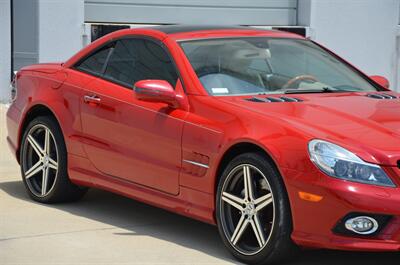 2009 Mercedes-Benz SL 550 LOADED PANO ROOF NAV HTD STS FRESH TRADE   - Photo 9 - Stafford, TX 77477