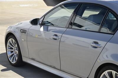 2007 BMW M5 TOP LOADED HWY MILES NEW CAR TRADE CLEAN   - Photo 18 - Stafford, TX 77477