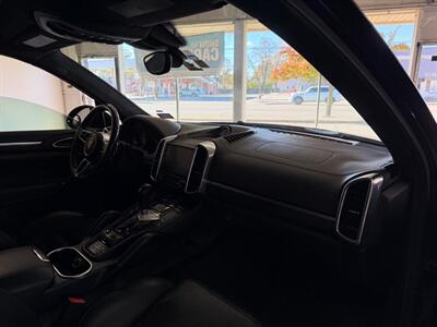 2018 Porsche Cayenne Turbo   - Photo 34 - Grand Rapids, MI 49548