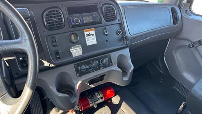 2013 Freightliner M2  103 24 ft BOX TRUCK - Photo 5 - San Jacinto, CA 92583