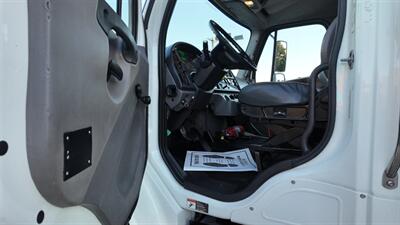 2018 Freightliner M2 106  26 ft REEFER BOX TRUCK - Photo 15 - San Jacinto, CA 92583