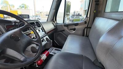 2018 Freightliner M2 106 26 ft REEFER BOX TRUCK - Photo 3 - San Jacinto, CA 92583