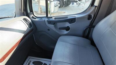 2017 Freightliner M2 106 26 ft BOX TRUCK - Photo 2 - San Jacinto, CA 92583