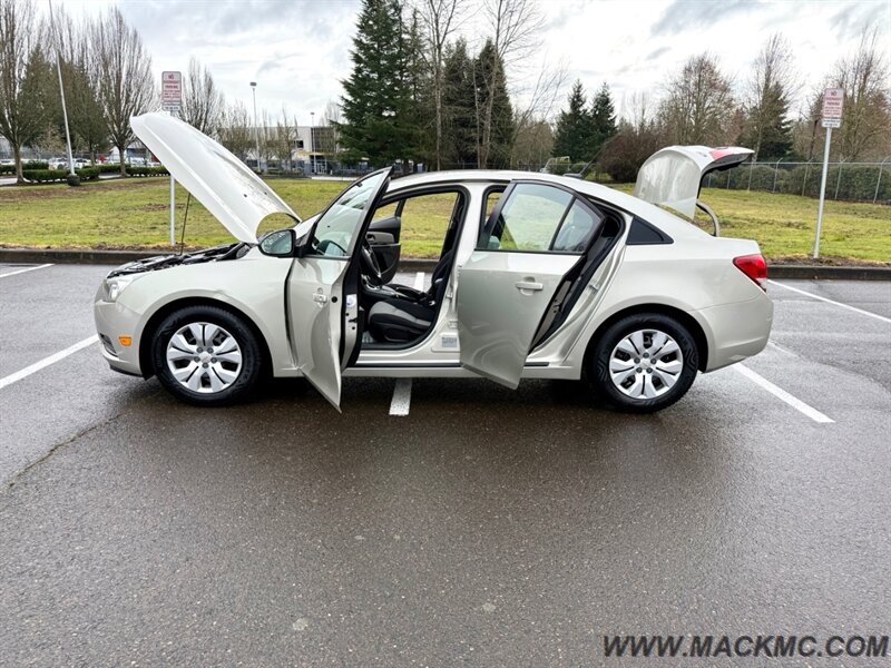 2013 Chevrolet Cruze LS Auto   - Photo 24 - Hillsboro, OR 97123