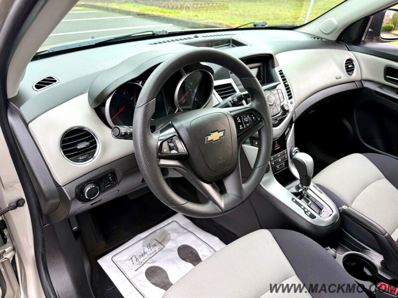 2013 Chevrolet Cruze LS Auto   - Photo 11 - Hillsboro, OR 97123