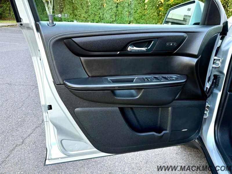 2016 Chevrolet Traverse LT 3Rd Row Seating Leather Back Up cam   - Photo 26 - Hillsboro, OR 97123