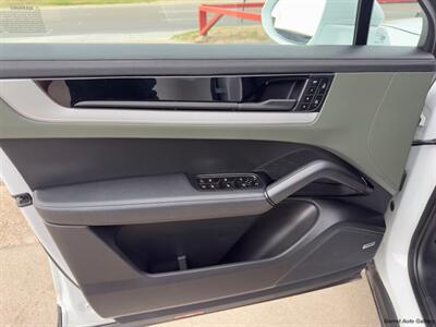 2024 Porsche Cayenne S E-Hybrid Coupe   - Photo 32 - San Juan, TX 78589