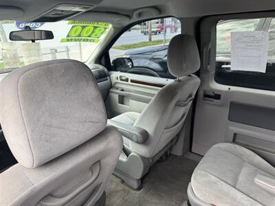 2006 Ford Freestar SEL   - Photo 7 - Kansas City, MO 64126