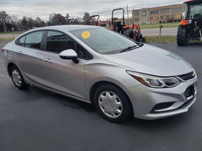 2018 Chevrolet Cruze LS Auto   - Photo 2 - Du Quoin, IL 62832