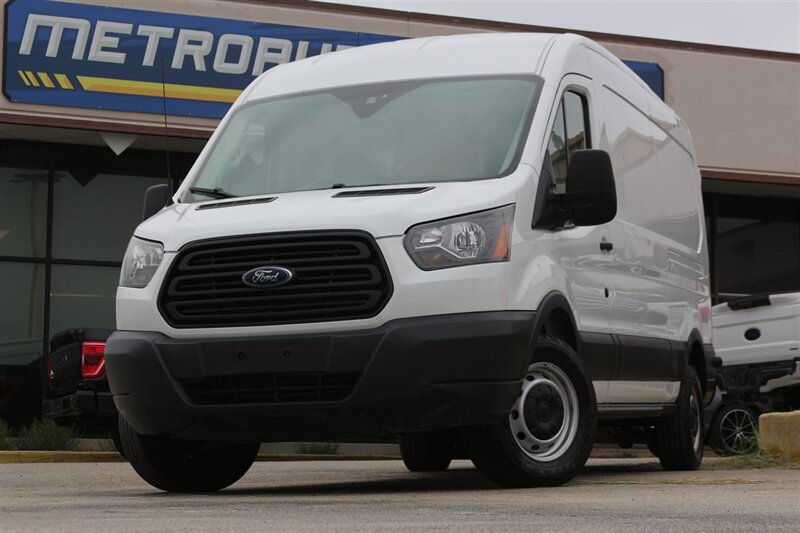 The 2018 Ford TRANSIT 250 photos