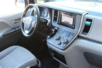 2018 Toyota Sienna LE 7-Passenger   - Photo 39 - Arlington, TX 76011