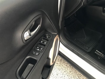 2015 Jeep Renegade Latitude 4x4 Backup Cam/Blind Spot/Heated Seats   - Photo 19 - Coombs, BC V0R 1M0