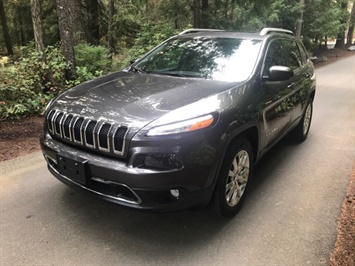 2015 Jeep Cherokee Limited  4x4 v6 with roof and Nav - Photo 1 - Coombs, BC V0R 1M0