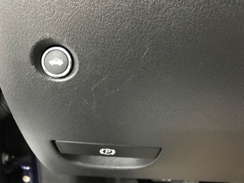 2013 Dodge Challenger SRT8 392 with 6 speed Manual Sunroof Leather Navi   - Photo 30 - Coombs, BC V0R 1M0