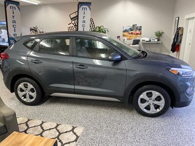 2017 Hyundai Tucson SE only 30800 kms heated seats and back up Camera   - Photo 1 - Coombs, BC V0R 1M0