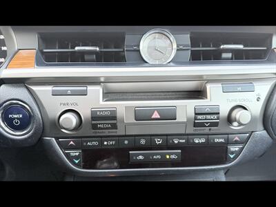 2015 Lexus ES300h   - Photo 23 - Dedham, MA 02026