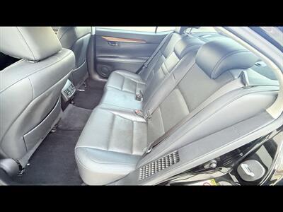 2015 Lexus ES300h   - Photo 29 - Dedham, MA 02026