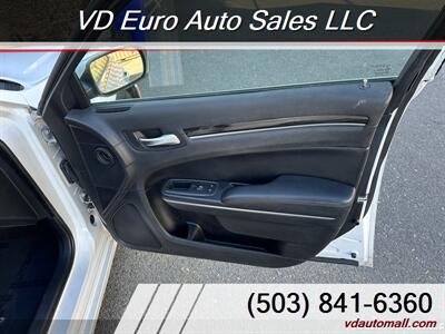 2015 Chrysler 300 Series Limited  -CLEAN TITLE! - Photo 11 - Portland, OR 97218