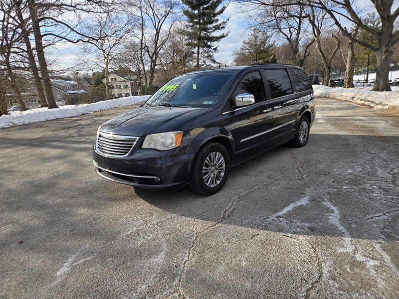 2013 Chrysler Town & Country Touring-L  