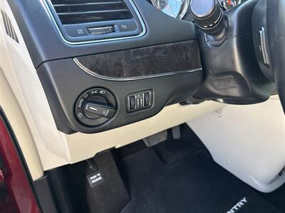 2016 Chrysler Town & Country Touring - Photo 14 - Topeka, KS 66608