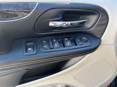 2016 Chrysler Town & Country Touring - Photo 11 - Topeka, KS 66608