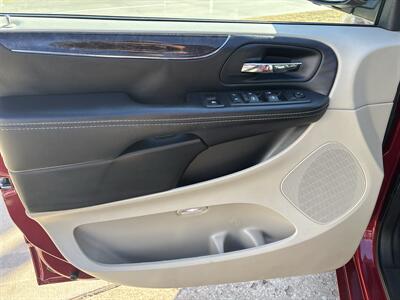 2016 Chrysler Town & Country Touring - Photo 10 - Topeka, KS 66608