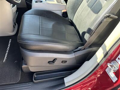2016 Chrysler Town & Country Touring - Photo 12 - Topeka, KS 66608