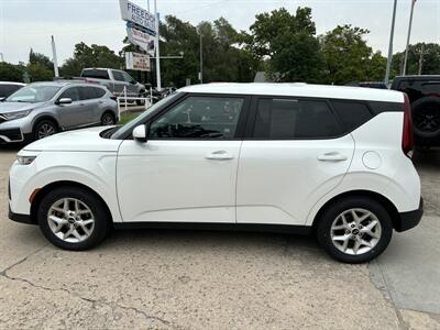 2021 Kia Soul LX   - Photo 2 - Topeka, KS 66608