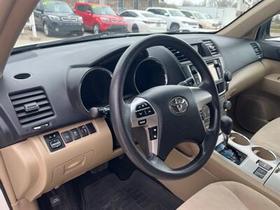 2013 Toyota Highlander   - Photo 12 - Topeka, KS 66608
