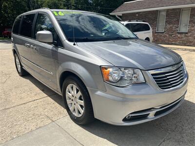 2016 Chrysler Town & Country Touring   - Photo 2 - Topeka, KS 66608