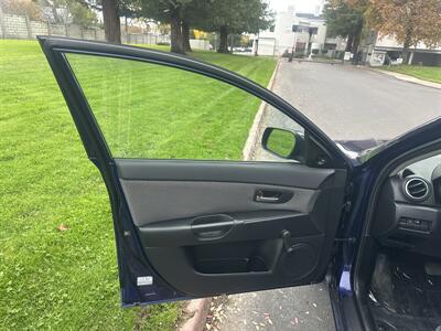 2005 Mazda Mazda3 i   - Photo 16 - Sacramento, CA 95821