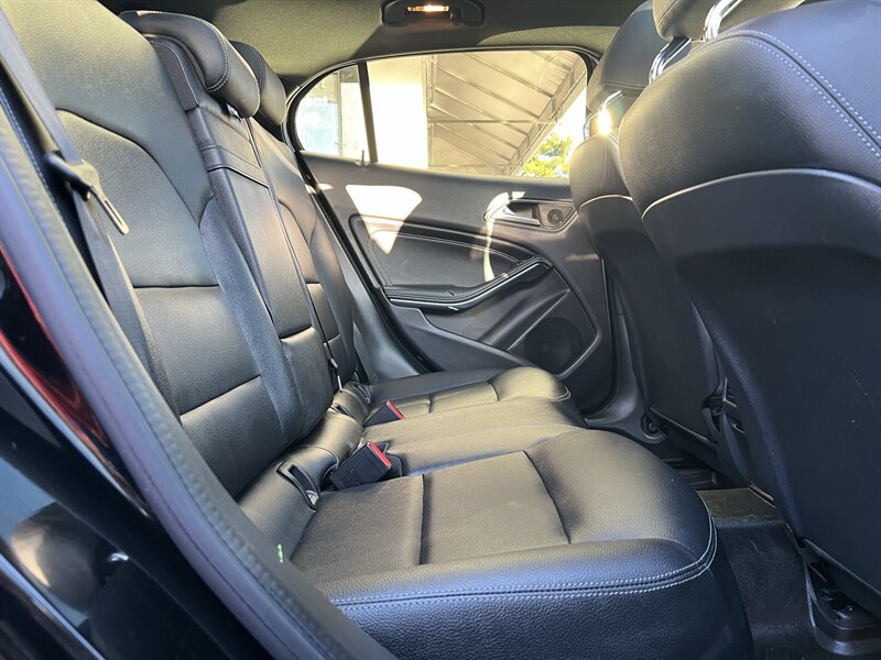 2018 Mercedes-Benz GLA GLA 250 4MATIC 2.0L Turbo I4 208hp 258ft. lbs, AWD, Heated Seats, Leather Interior, Backup Camera, Panoramic Moonroof, Both Driver and Pass sides Memory Seats, Driver&Passenger power seats. - Photo 14 - Milwaukie, OR 97267