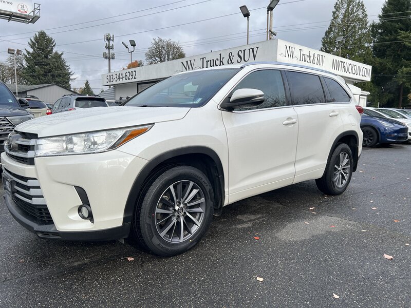 2018 Toyota Highlander XLE  3.5L V6 295hp 263ft. lbs, AWD, Leather Interior, Heated Front Seats, Navigation, Backup Camera, Push Start, Power liftgate, Moonroof, EasySpeak option, Bucket Seats, seating for 7.