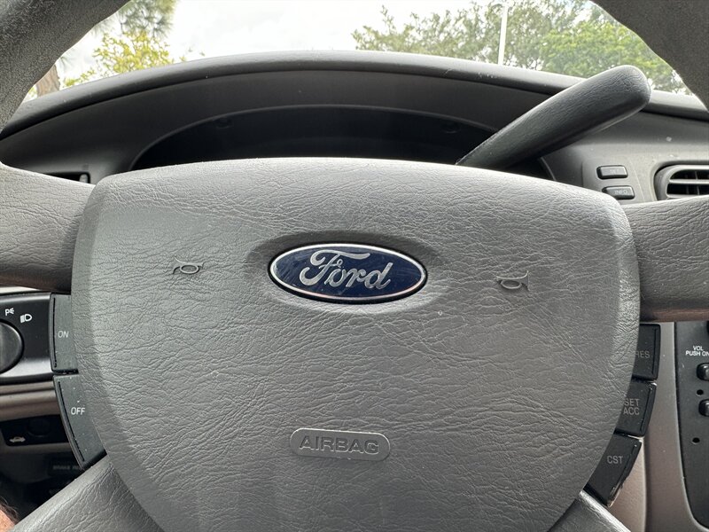 2005 Ford Taurus SE photo
