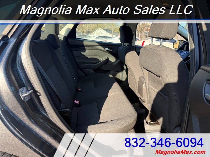 2017 Ford Focus SE - Photo 9 - Magnolia, TX 77355